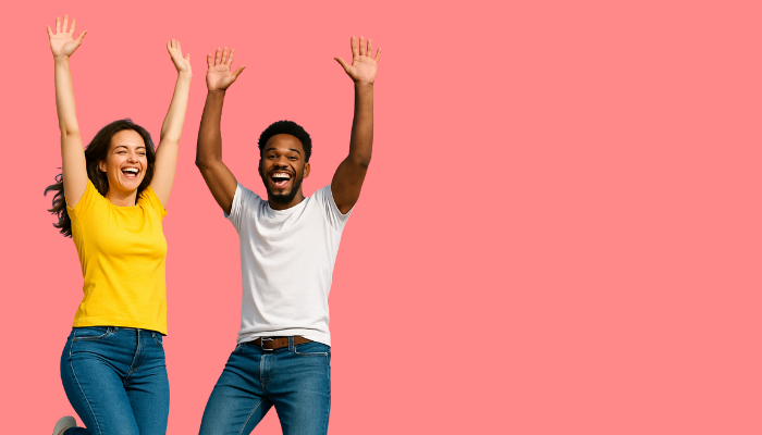 Zwei lächelnde Menschen heben die Arme vor einem rosa Hintergrund – Symbol für Lebensfreude und Natürlichkeit von Mr. Dave Smoothie Pulver.